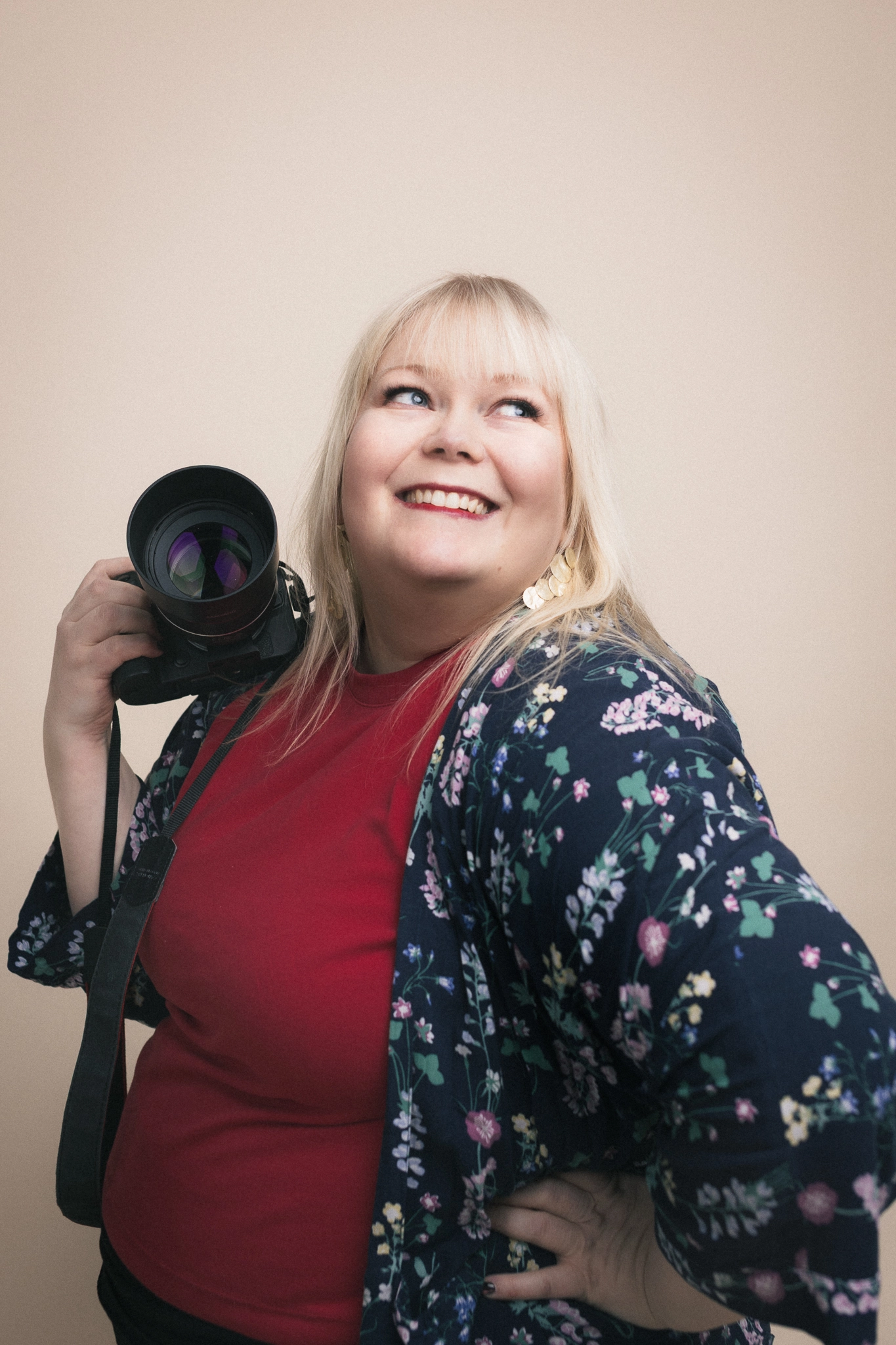 Helsinkiläinen valokuvaaja Sari Ayre kamera kädessään